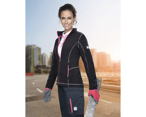 Žena má na sobě pracovní oděv s bundou a kalhotami s kapsou cargo