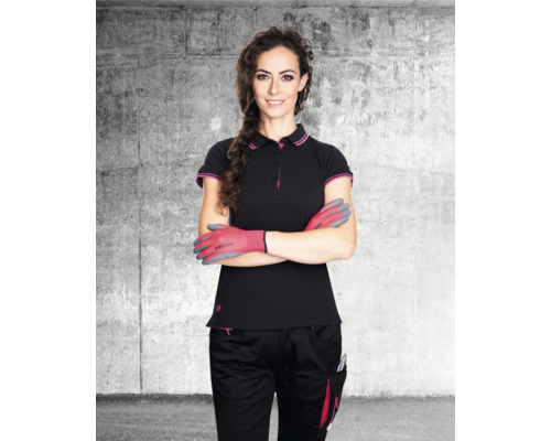 Žena má na sobě pracovní oděv s pracovními rukavicemi