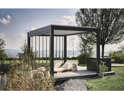 Moderní pergola s lehátky na dřevěné terase v zahradě.