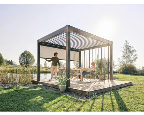Pergola s lamelovou střechou na dřevěné terase se dvěma lidmi na zahradě