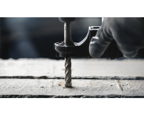 Vrtací stroj vrtá díru do kamene