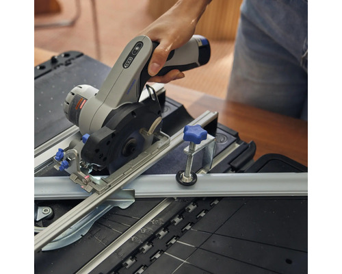 Miniaturní kotoučová pila Dremel s vodicí lištou v ruce