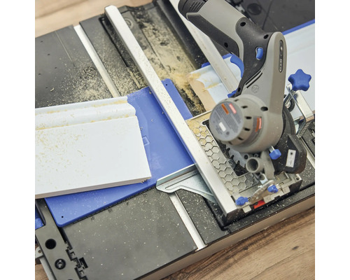 Pokosová pila řeže obrobek.