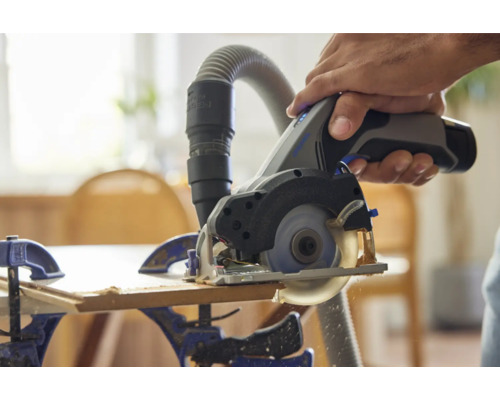 Akumulátorová ruční okružní pila používaná k řezání kusu dřeva