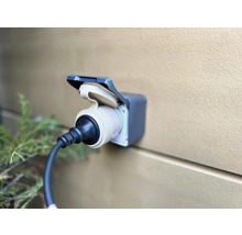 Nabíjecí stanice pro elektromobily s připojenou zástrčkou na zdi