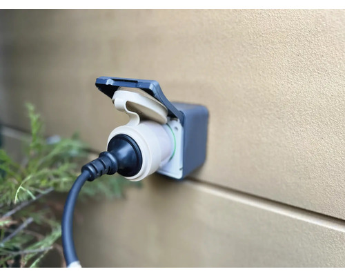 Nabíjecí stanice pro elektromobily s připojenou zástrčkou na zdi