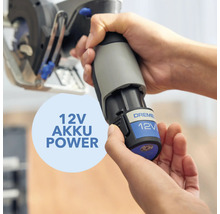 Ruce drží 12voltovou baterii Dremel