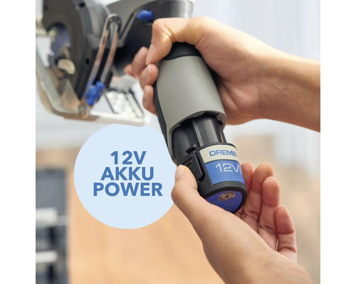 Ruce drží 12voltovou baterii Dremel