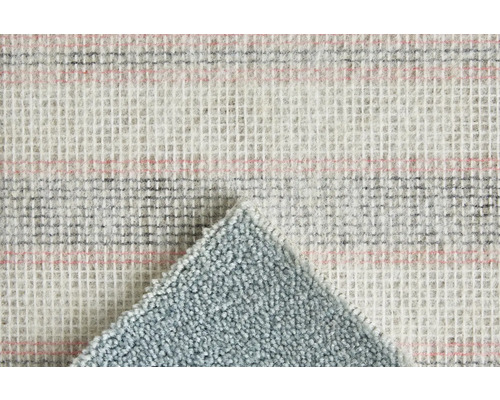 Detailní pohled na koberec s textilním podkladem