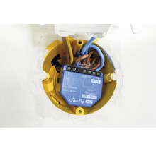 Elektrický spínač v žluté spojovací krabici s kabely