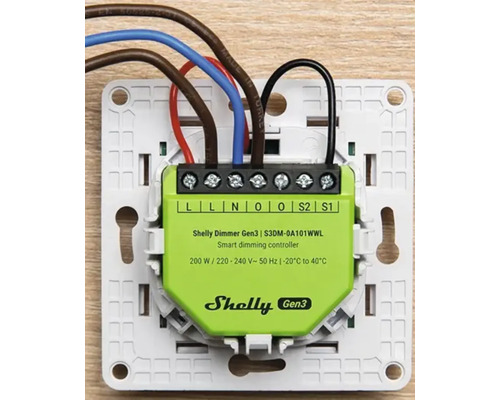 Stmívač Shelly 3. generace s připojenými kabely na bílé montážní desce