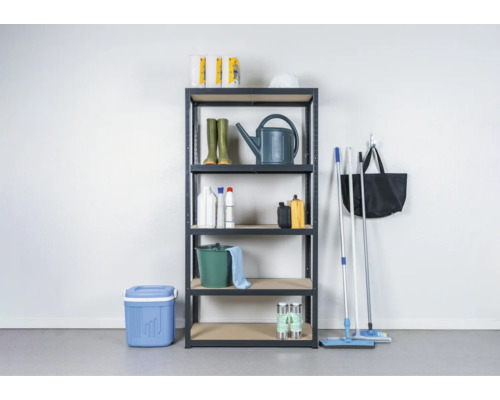 Regál se zahradními doplňky, jako je konev, gumáky a čisticí prostředky
