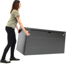 Žena tlačí šedý zahradní box.