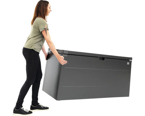 Žena tlačí šedý zahradní box.