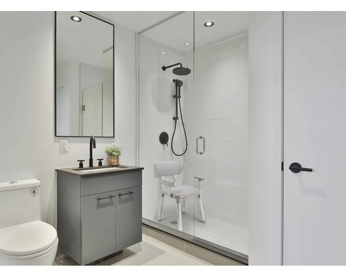 Koupelna se sprchou, skříňkou pod umyvadlo, zrcadlem a toaletou