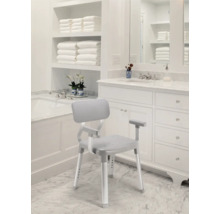 Sprchová židle s opěradlem a područkami ve světlé koupelně