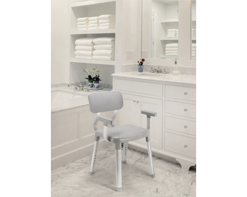 Sprchová židle s opěradlem a područkami ve světlé koupelně