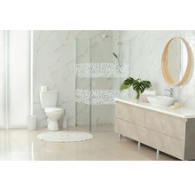 Světlá koupelna se sprchou, toaletou, umyvadlem a zrcadlem