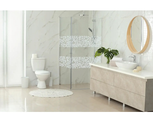 Světlá koupelna se sprchou, toaletou, umyvadlem a zrcadlem