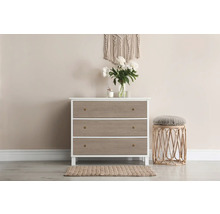 Komoda se třemi zásuvkami, stolička a dekorace