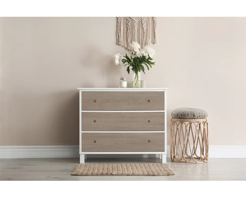 Komoda se třemi zásuvkami, stolička a dekorace