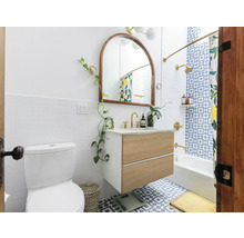 Koupelna s toaletou, umyvadlovou skříňkou, zrcadlem a vanou se sprchovým závěsem