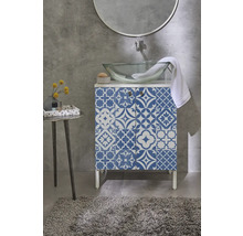 Koupelna s umyvadlovou skříňkou, umyvadlem na desku, zrcadlem a kobercem