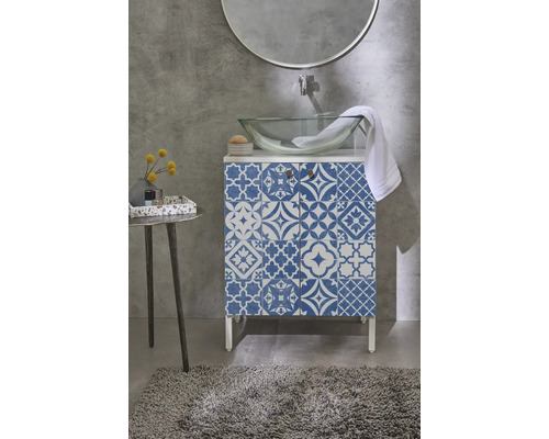 Koupelna s umyvadlovou skříňkou, umyvadlem na desku, zrcadlem a kobercem