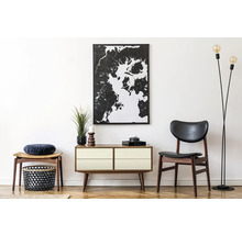 Obývací pokoj s komodou, židlí, lampou a dekorací