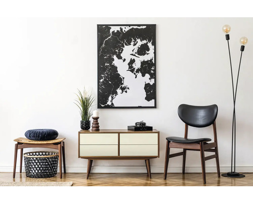 Obývací pokoj s komodou, židlí, lampou a dekorací