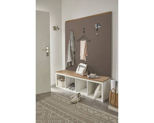 Předsíň s šatním panelem, lavice s úložným prostorem, koberec a dekorace