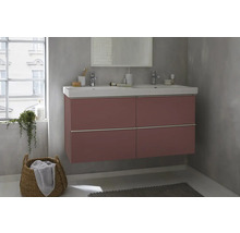 Koupelna s umyvadlovou skříňkou, zrcadlem a úložným prostorem