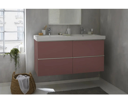 Koupelna s umyvadlovou skříňkou, zrcadlem a úložným prostorem