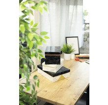 Stoh tří dekorativních krabic na stole