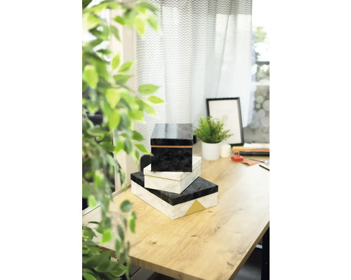 Stoh tří dekorativních krabic na stole