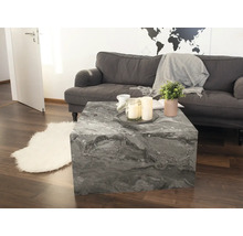 Obývací pokoj s šedou pohovkou a čtvercovým konferenčním stolkem s mramorovým vzhledem