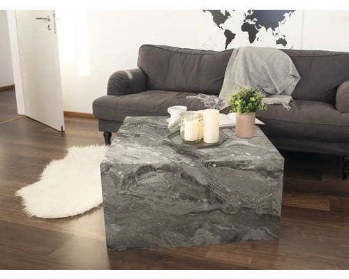 Obývací pokoj s šedou pohovkou a čtvercovým konferenčním stolkem s mramorovým vzhledem