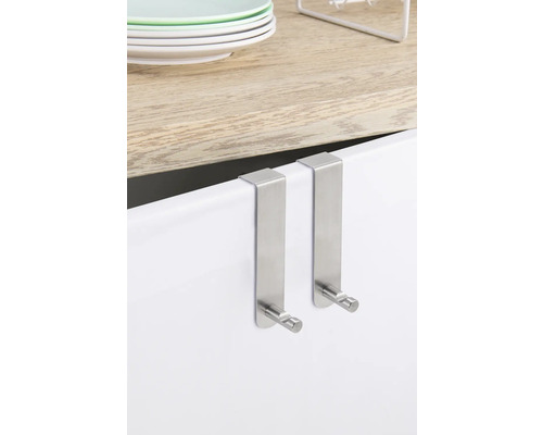 Dva nerezové dveřní háčky na dveřích skříně