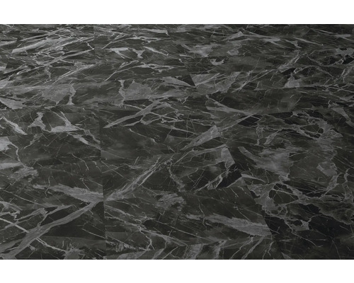 Podlaha s tmavým mramorovým dekorem