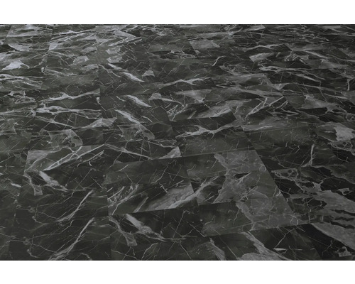 Položená podlaha s mramorovým vzhledem.