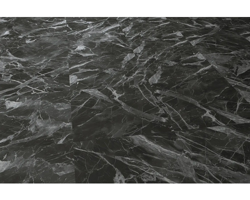 Podlaha s dlaždicemi se vzhledem mramoru