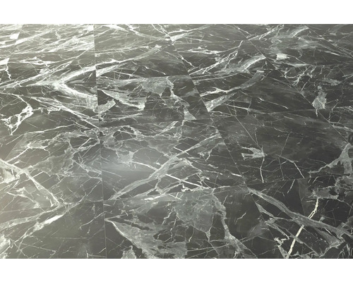 Položené podlahové dlaždice s mramorovým vzhledem