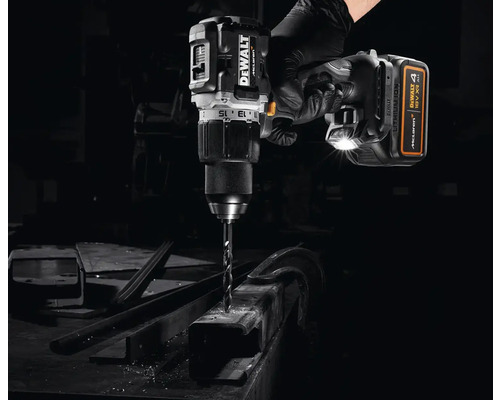 Akumulátorový vrtací šroubovák DeWalt vrtá do kusu kovu