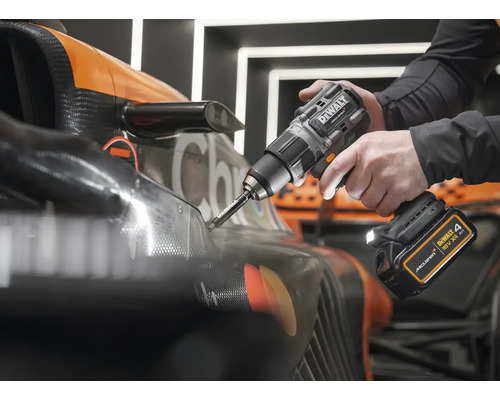 Akumulátorový šroubovák DeWalt používaný na autě