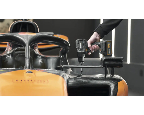 Akumulátorový šroubovák používaný na závodním autě