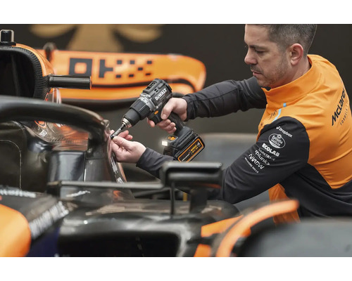 Osoba používá akumulátorový šroubovák DeWalt na závodním autě.