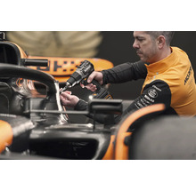 Aku příklepová vrtačka DeWalt McLaren DCD85MM2T-QW 18V včetně 2x aku 18V XR 4,0Ah, nabíječky a kufru TSTAK