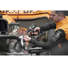 Aku příklepová vrtačka DeWalt McLaren DCD85MM2T-QW 18V včetně 2x aku 18V XR 4,0Ah, nabíječky a kufru TSTAK