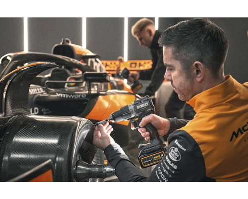 Mechanik používá akumulátorový šroubovák DeWalt na závodním voze Formule 1.