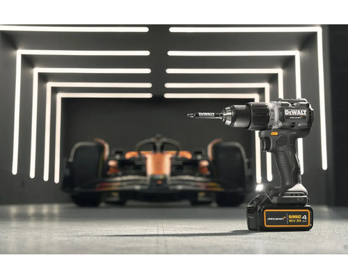 Akumulátorový vrtací šroubovák DeWalt McLaren Edition před závodním autem